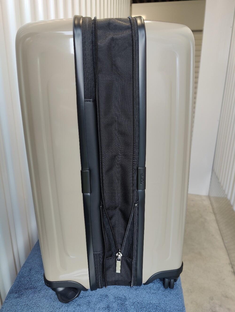 ✨NWT Tumi V4 Continental Expandable 4 Wheeled Spinner Carry-On (Sand) 22" - Picture 6 of 16